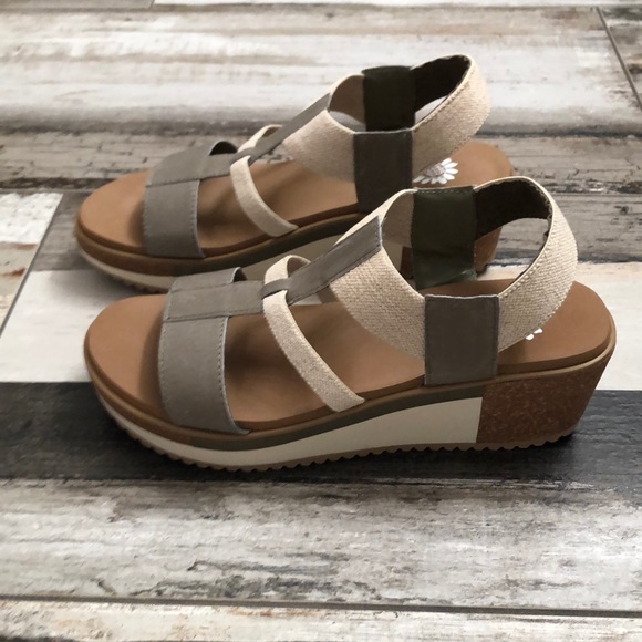 Yellow Box Shoes - Women’s sz.7 Yellow Box MEDEA Wedge Color Sage